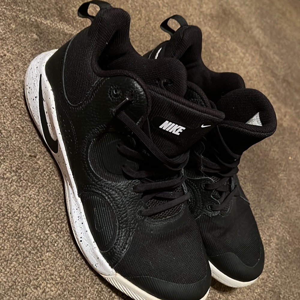 NIKES 8.5 M